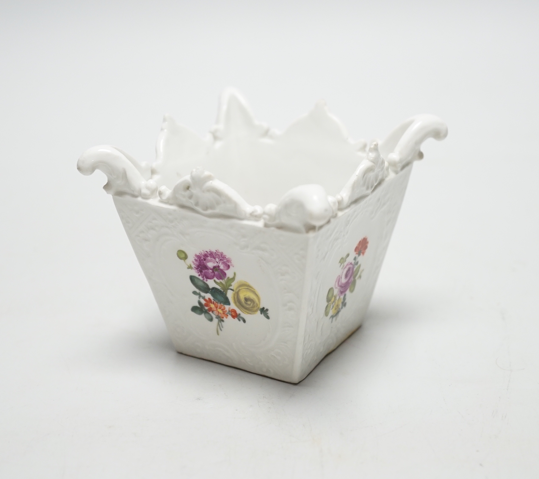 An 18th century miniature Meissen jardiniere, 7.5cm